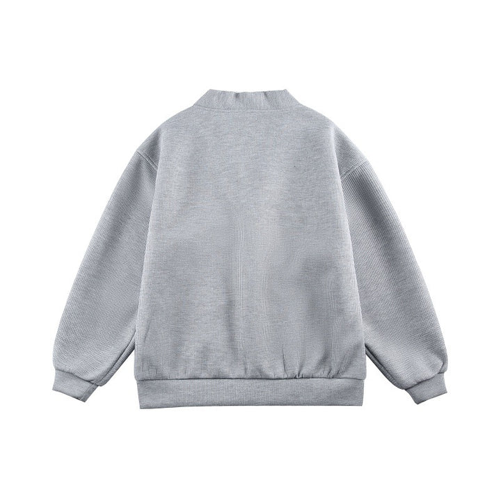 Unisex Boxy-Strickjacke im Waffelstrick mit V-Kragen, durchgehender Knopfleiste und aufgesetzten Rundtaschen Drune
