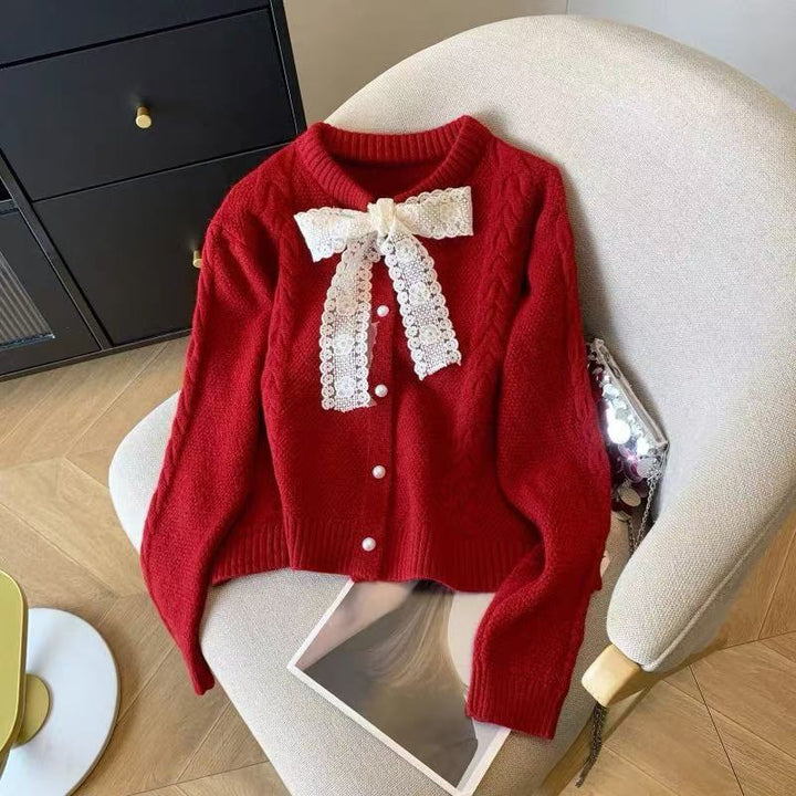 Damen Strickjacke mit dekorativem Spitzenkragen und Knopfverschluss Drune