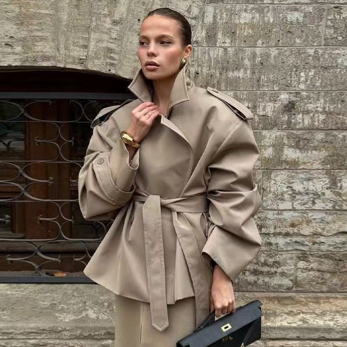 Damen Kurzer Trenchcoat mit Bindegürtel und Cape-Ärmeln Drune
