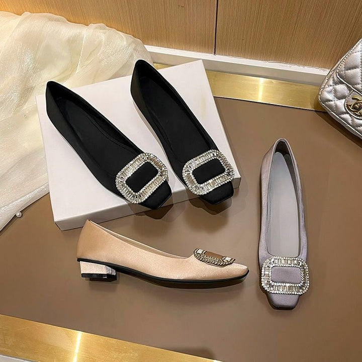 Damen Satin-Ballerinas mit quadratischer Zehenbox, mittlerem Blockabsatz und Kristallschnalle Drune