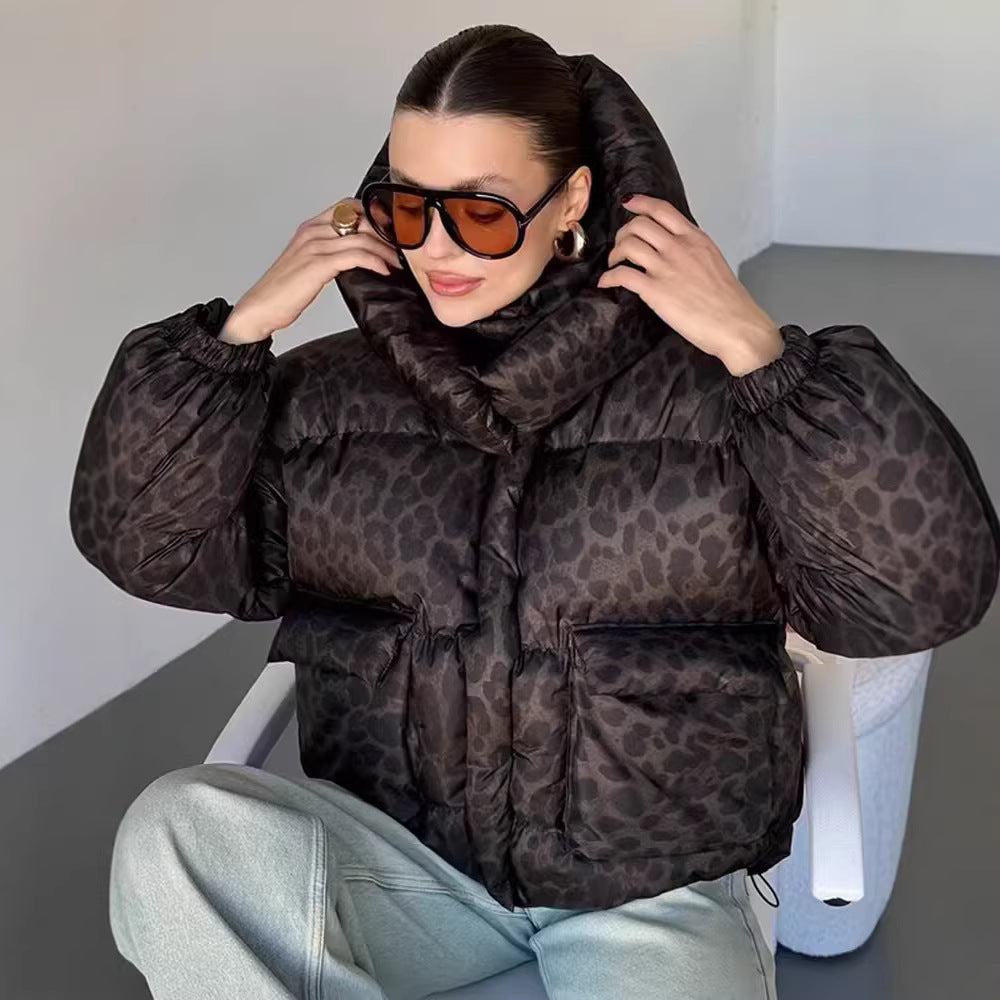 Damen Kurz geschnittene gesteppte Jacke mit hohem Kapuzenkragen, Tunnelzugsaum und Leopardenprint Drune