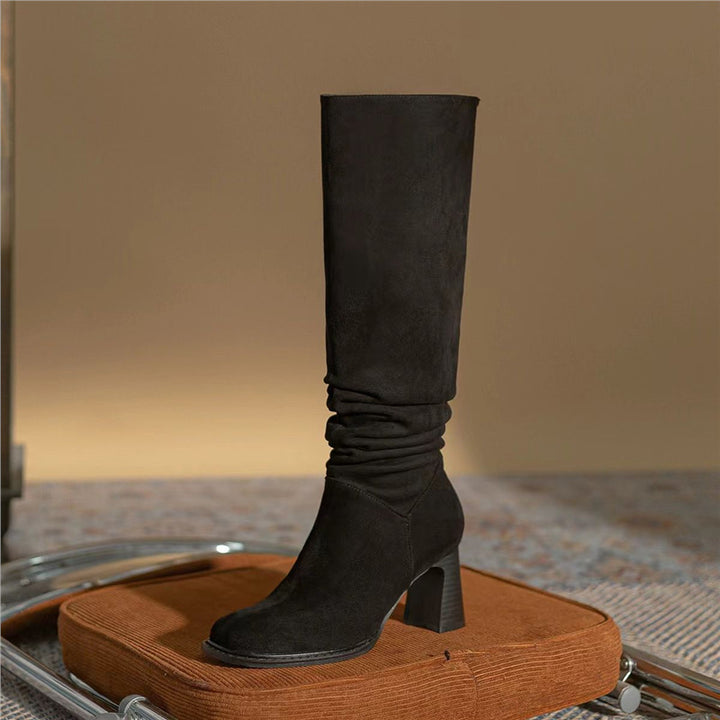 Damen kniehohe Slouch‑Stiefel mit Veloursoptik, gerafftem Schaft und sculpted Blockabsatz Drune