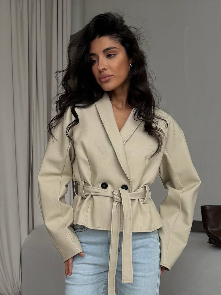 Damen Taillierte Kunstleder-Jacke mit Schößchen, Bindegürtel & Schalkragen Drune