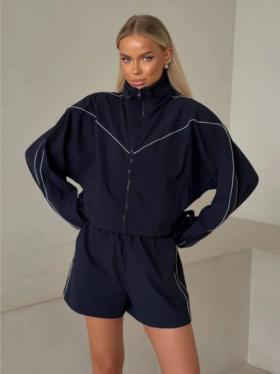 Damen sportliches Set bestehend aus Jacke mit hohem Kragen und Shorts im Urban Style