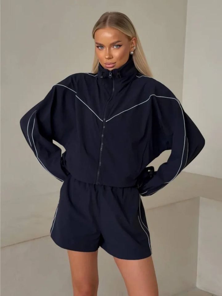 Damen sportliches Set bestehend aus Jacke mit hohem Kragen und Shorts im Urban Style