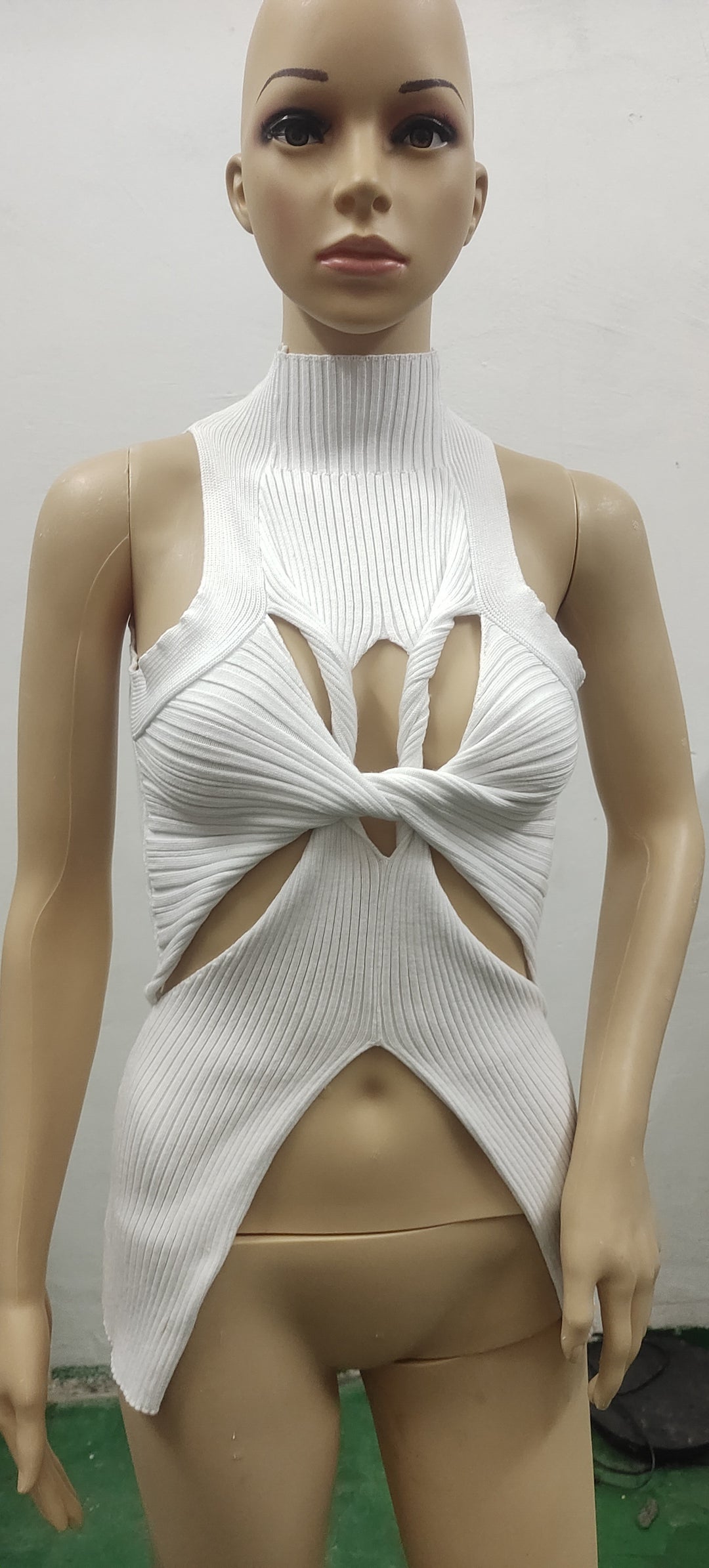 Damen figurbetontes Cut-Out Top mit hohem Kragen Drune