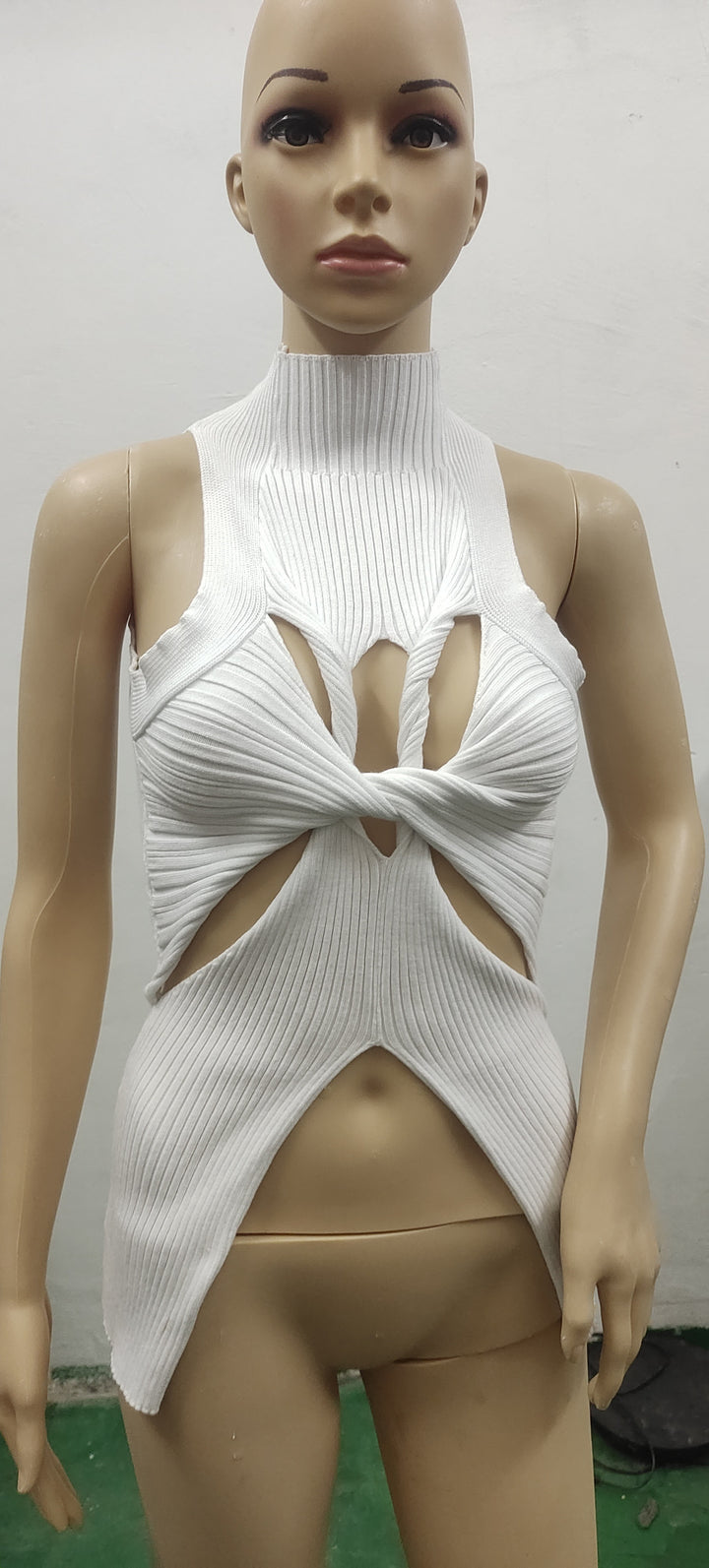 Damen figurbetontes Cut-Out Top mit hohem Kragen Drune