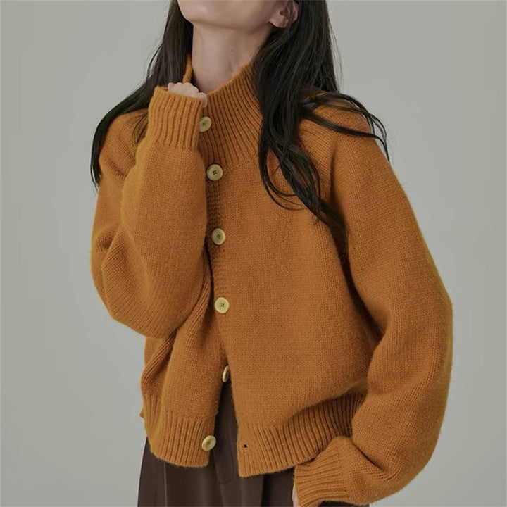 Damen Strickjacke mit hohem Kragen und großen Holzknöpfen Drune