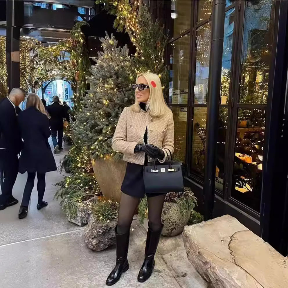 Damen nan cropped Tweed-Kurzjacke mit Rundhalsausschnitt, goldenen Zierknöpfen und aufgesetzten Taschen Drune