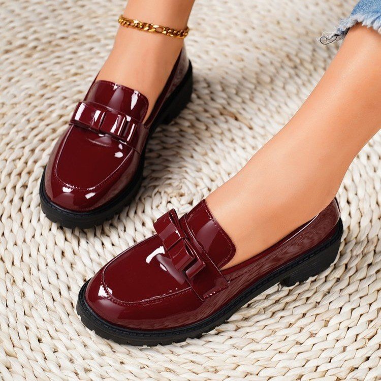 Damen Lack‑Loafer mit profilierter Gummisohle, dekorativer Riemchenschleife und gepolstertem Komfortfußbett Drune