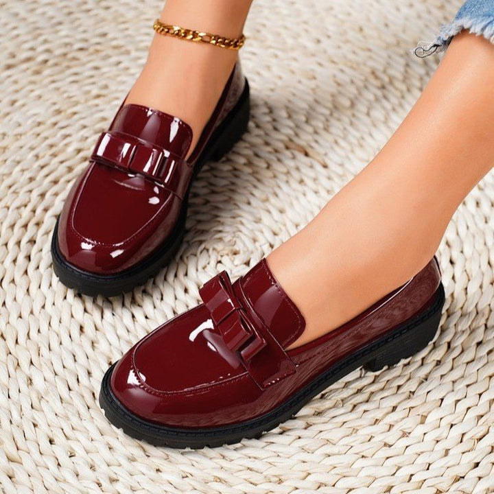 Damen Lack‑Loafer mit profilierter Gummisohle, dekorativer Riemchenschleife und gepolstertem Komfortfußbett Drune
