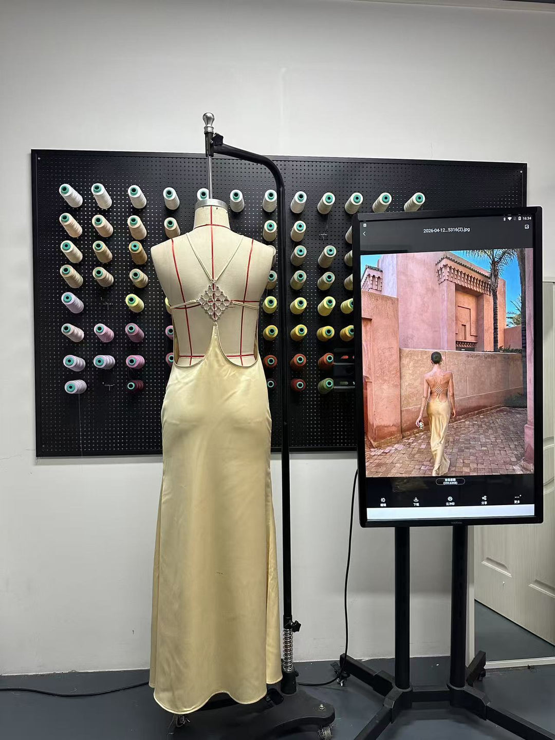 Damen elegantes Maxikleid mit raffiniertem Rückenausschnitt und schimmerndem Material Drune