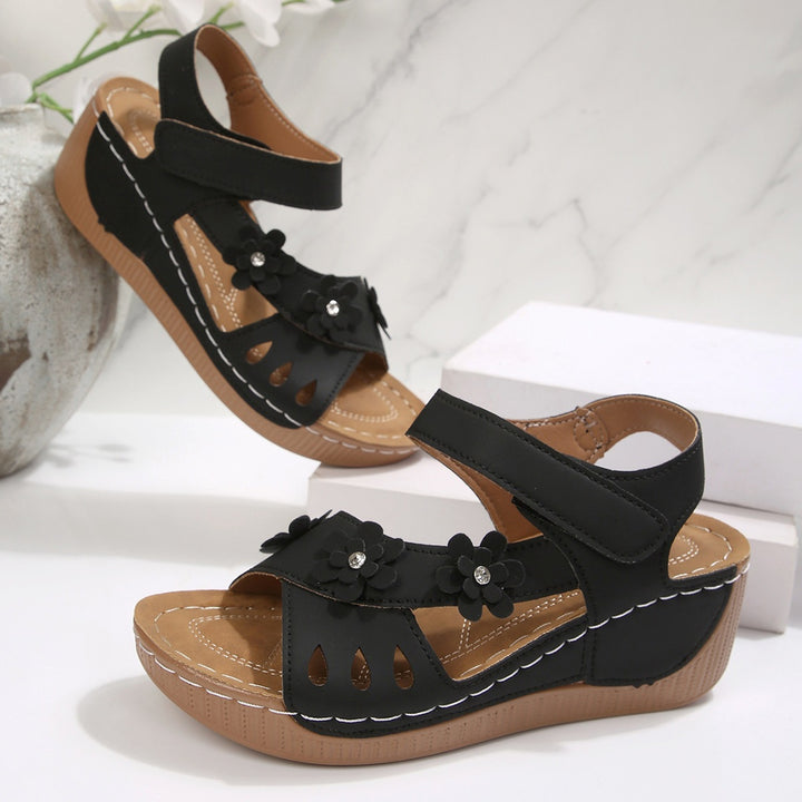Damen Komfort-Wedgesandalen mit verstellbarem Klettverschluss und Blütenapplikation Drune