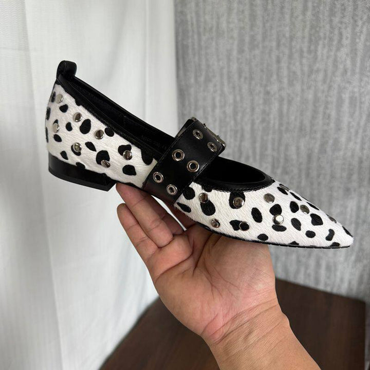 Damen Spitz zulaufende Mule-Ballerina mit breitem Nietenriemen und Dalmatiner-Muster Drune