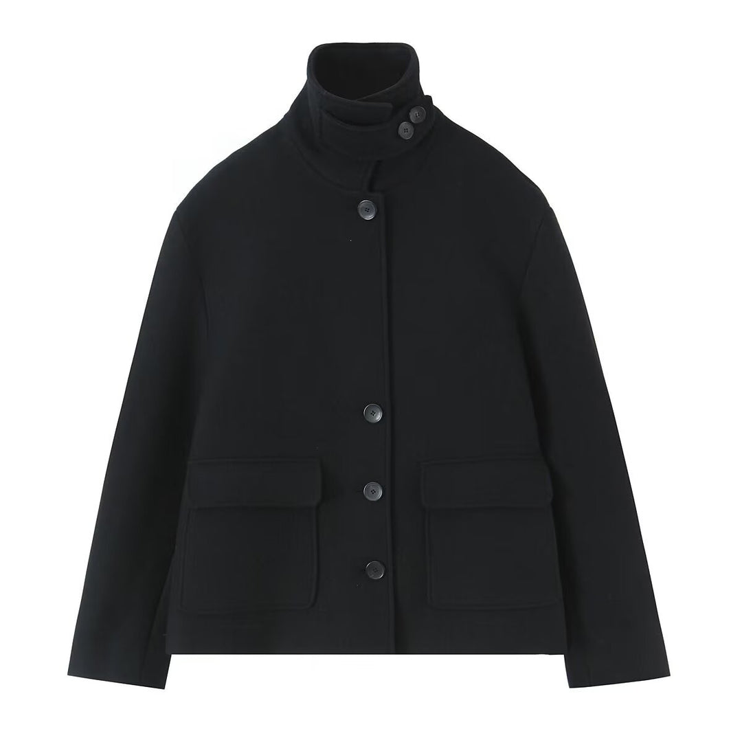 Damen nan kurze Stehkragenjacke mit verdeckter Knopfleiste, aufgesetzten Pattentaschen und cleanem Boxy-Schnitt Drune