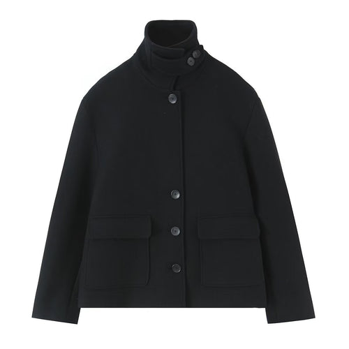 Damen nan kurze Stehkragenjacke mit verdeckter Knopfleiste, aufgesetzten Pattentaschen und cleanem Boxy-Schnitt Drune