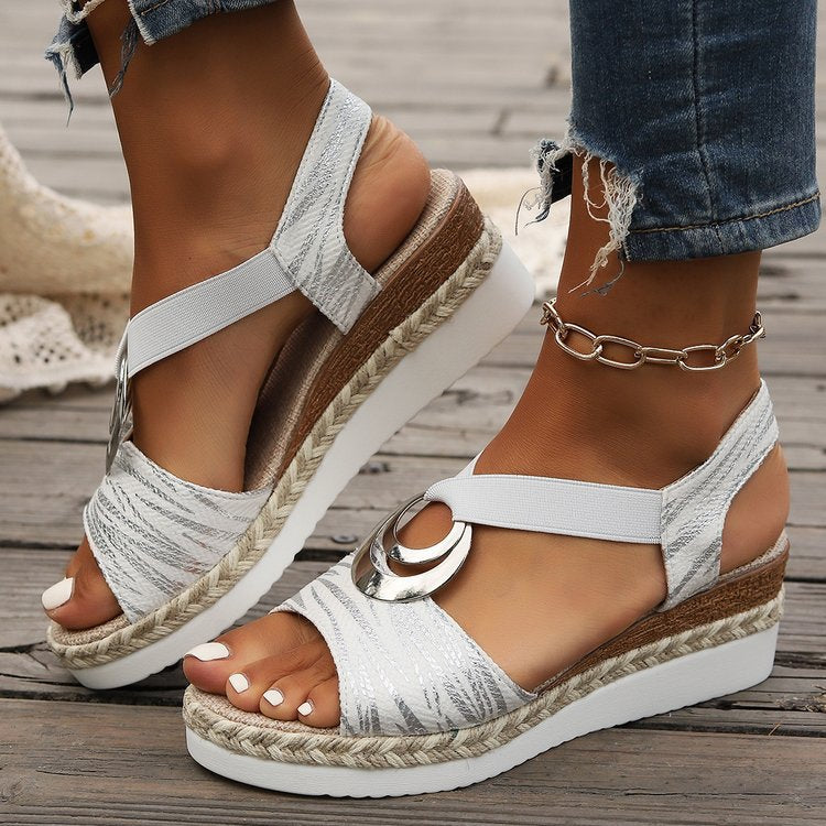 Damen Keil-Sandalen mit Metallic-Optik, dekorativem Ring und Elastik-Fersenriemen Drune