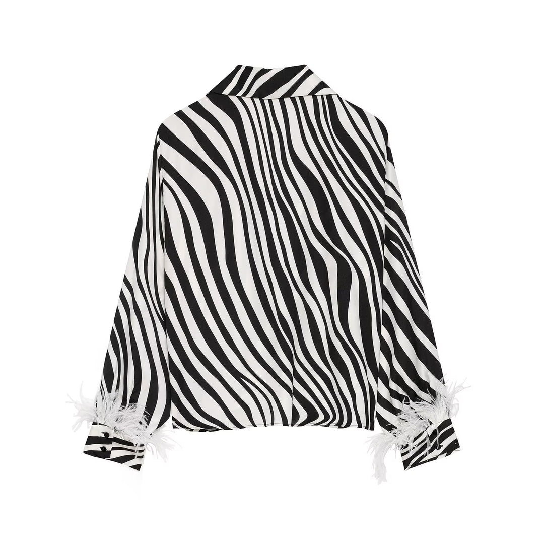 Damen Seidige Oversize-Bluse mit Zebra-Streifen und Federbesatz Drune