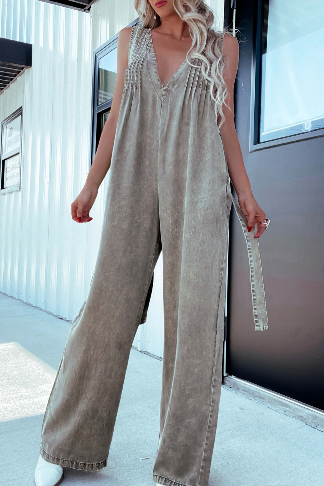 Damen Jumpsuit mit tiefem V-Ausschnitt und praktischen Taschen Drune