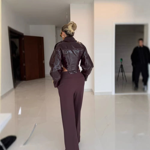 Damen Kurz geschnittene taillierte Bikerjacke aus Lederimitat mit Korselett-Nähten und Schulterklappen Drune