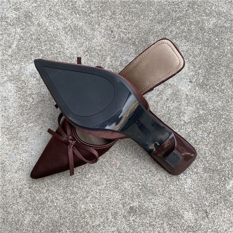 Damen Spitz zulaufende Satin-Mules mit zarter Schleifenapplikation und mittelhohem Sculpted-Absatz Drune