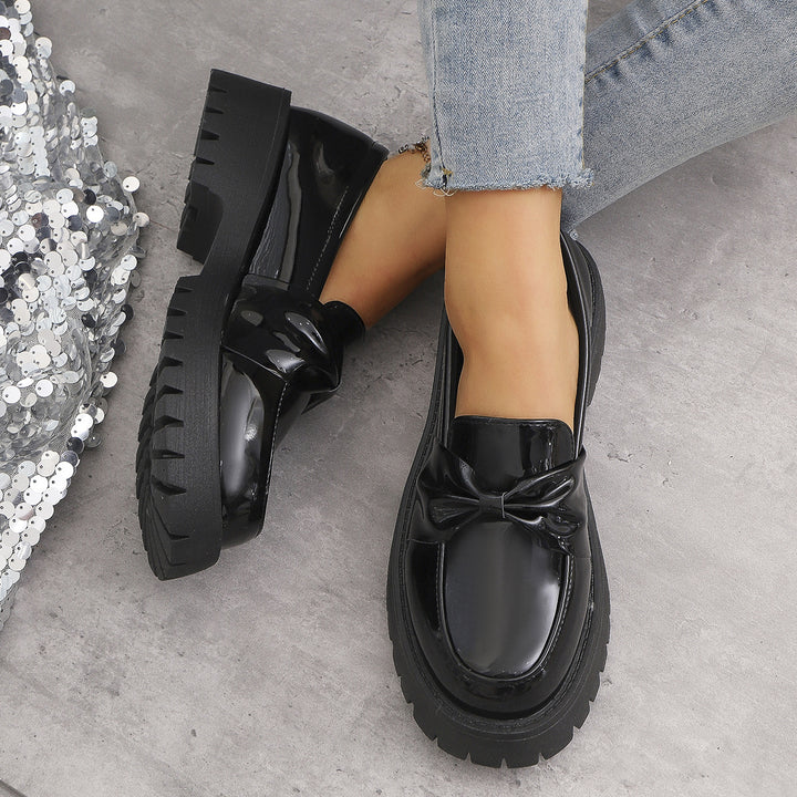 Damen  glänzende Plateau-Loafer mit übergroßer Schleifenapplikation und profilierter Gummisohle Drune