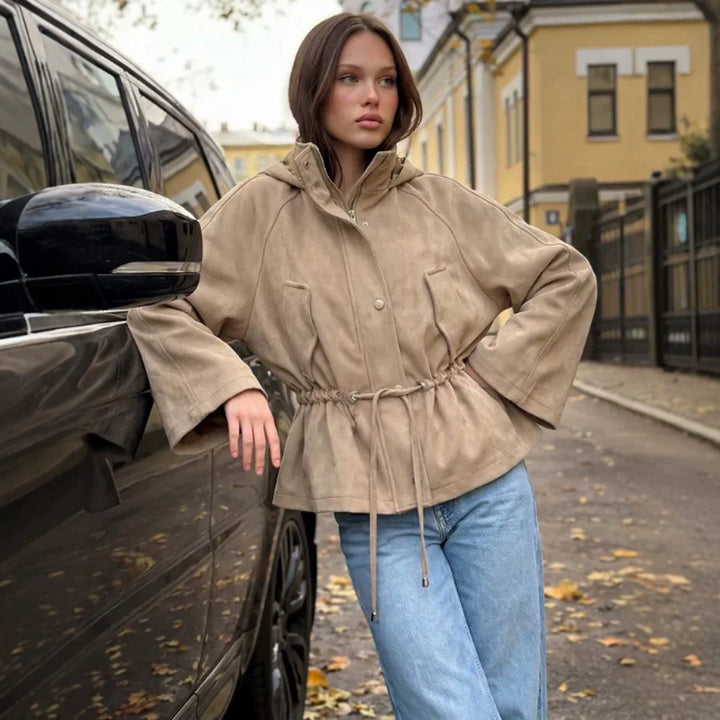 Damen Kurzjacke in Veloursleder‑Optik mit Kapuze und Taillenzug Drune