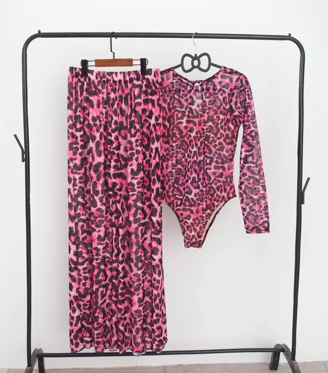 Damen modisches Badeoutfit mit langärmeligen Oberteil und lässigen Pants Drune