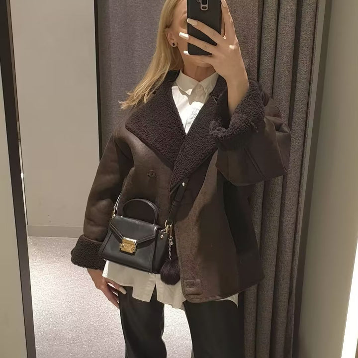 Damen nan kurzer Lammfellimitat-Mantel mit übergroßem Schalkragen, wattierter Teddy-Innenlage und aufgesetzten Taschen Drune