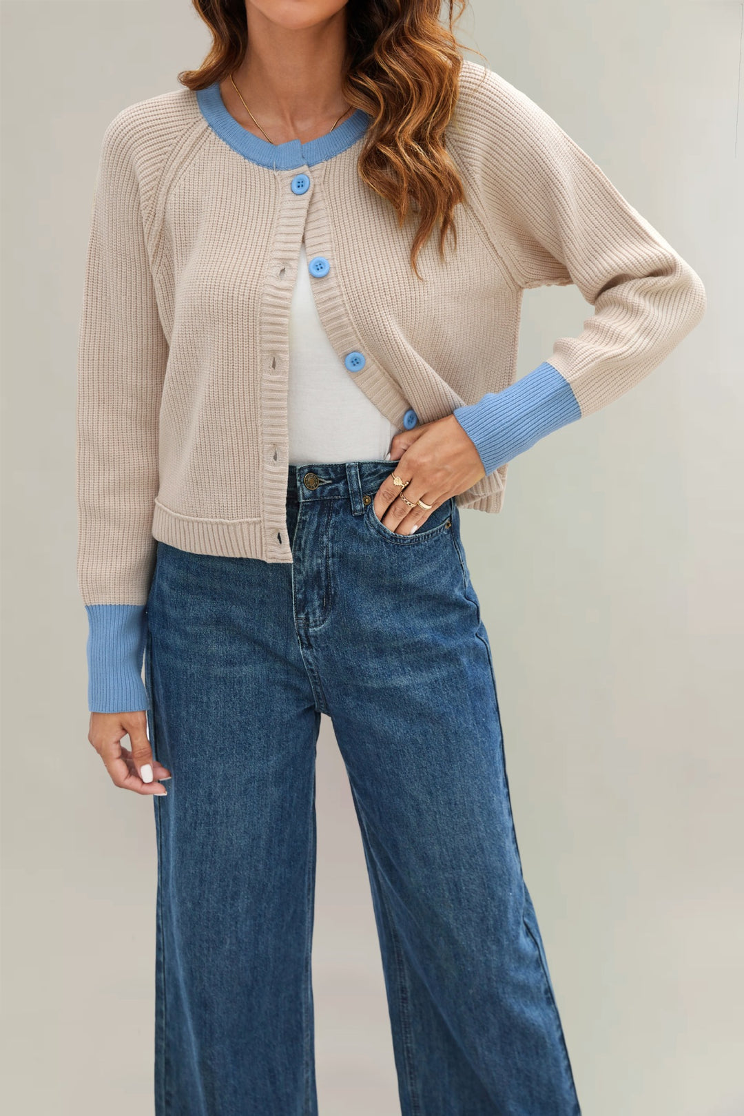 Damen modische Strickjacke mit kontrastierenden Bündchen und Knopfdetails Drune