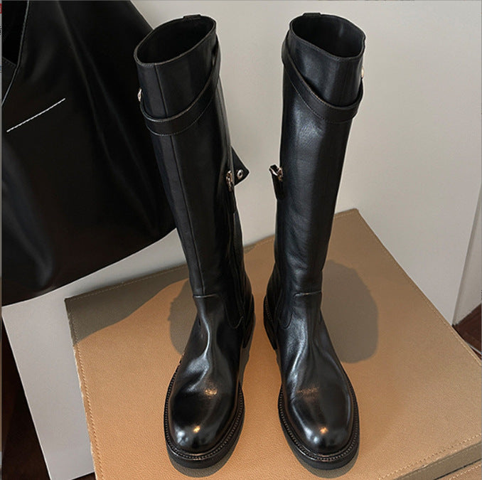 Damen kniehohe Lederstiefel mit flacher Profilsohle und Ziergurt Drune