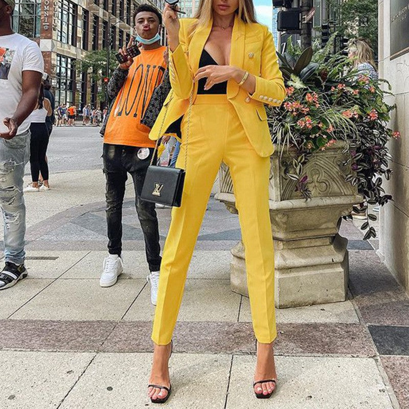Damen Taillierter Hosenanzug mit tiefem Revers, Slim-Hose und goldenen Zierknöpfen Drune