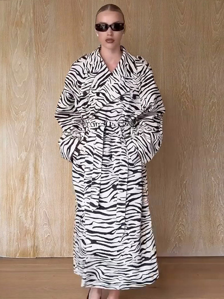 Damen Maxilanger Trenchcoat im Animal-Print mit voluminösem Schalkragen, bindegürtel und kastiger Silhouette Drune