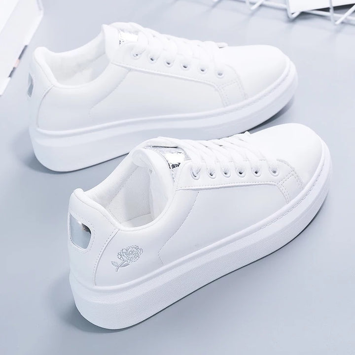 Damen nan urbaner Freizeit-Sneaker mit dezenter Rosenstickerei, erhöhtem Keilsohlenprofil und gepolstertem Komfortfußbett Drune