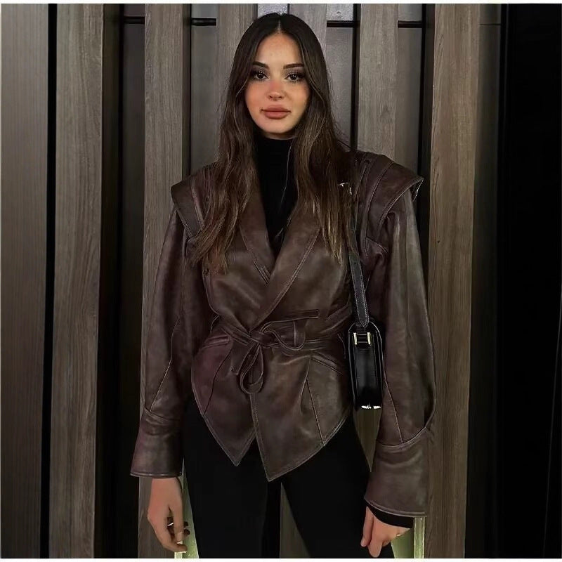 Damen kurzgeschnittene Kunstlederjacke mit Schalkragen, Schnürdetails an Schultern und Taillengürtel Drune