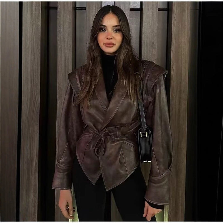 Damen kurzgeschnittene Kunstlederjacke mit Schalkragen, Schnürdetails an Schultern und Taillengürtel Drune
