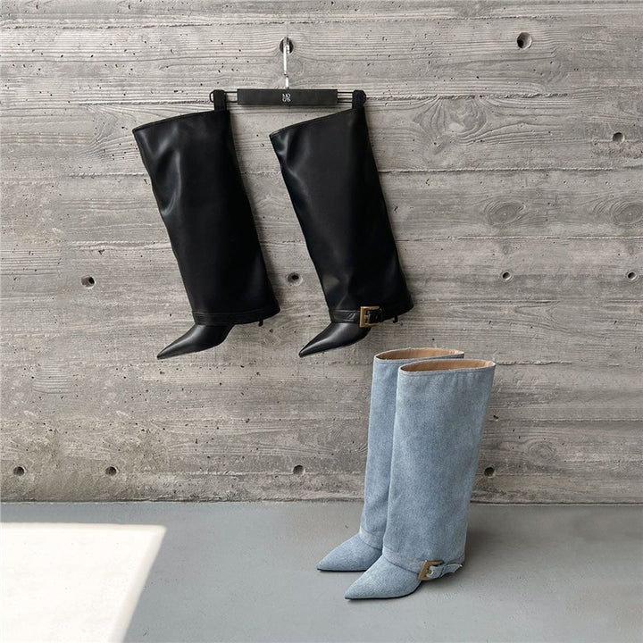 Damen Kniehohe Stiefel mit skulptierter Spitzkappe, geradem Schaft und Zierschnalle Drune