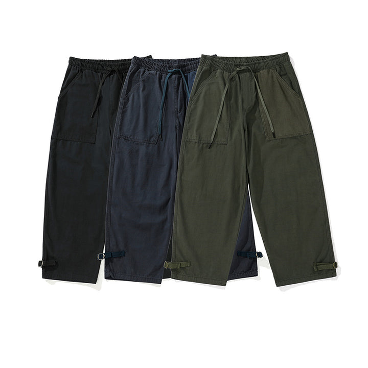 Herren weite Cropped Cargo‑Hose mit elastischem Tunnelzugbund, aufgesetzten Taschen und verstellbaren Knöchelriemen Drune