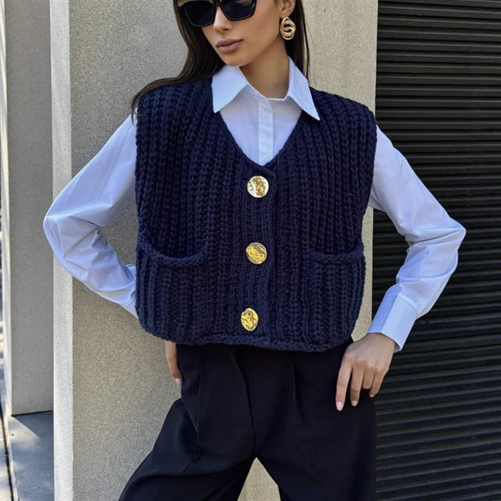 Damen Grobgestrickte Cropped Weste mit V-Ausschnitt und goldenen Zierknöpfen Drune