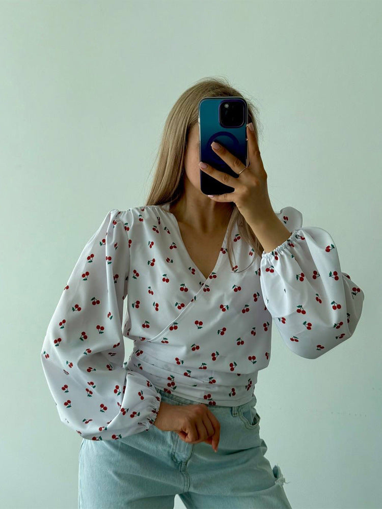 Damen Wickelbluse mit Kirschen-Print, weitem Puffärmel & Bindegürtel Drune