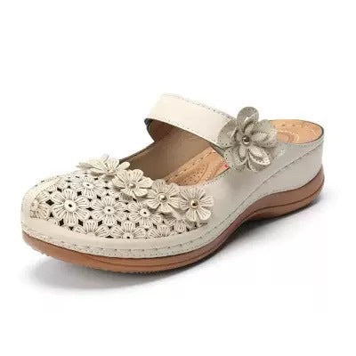 Damen Blumenverzierte Komfort-Pantolette mit Lochmuster, verstellbarem Klettriemen und gepolstertem Fußbett Drune