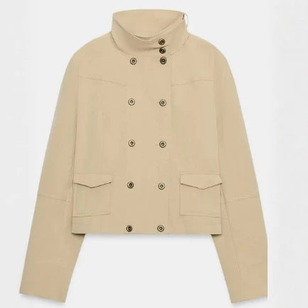 Damen Cropped doppeltreihige Kurzjacke mit Funnel‑Stehkragen und Pattentaschen Drune