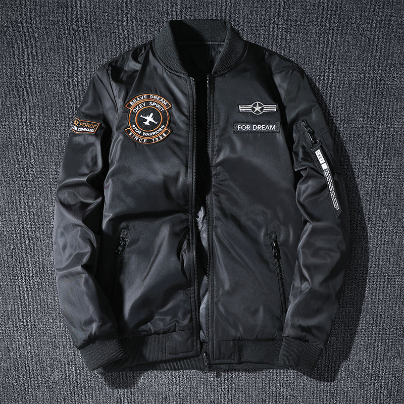 Männermode  leichte glänzende Nylon Bomberjacke mit Badge-Detail, verstecktem Sturmblenden und Reißverschlusstaschen am Ärmel Drune