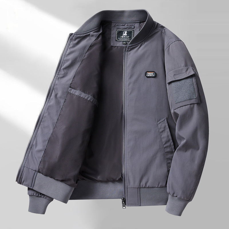 Herren minimalistischer Nylon-Bomber mit wattierter Innenlage und Ärmel-Pattentasche Drune