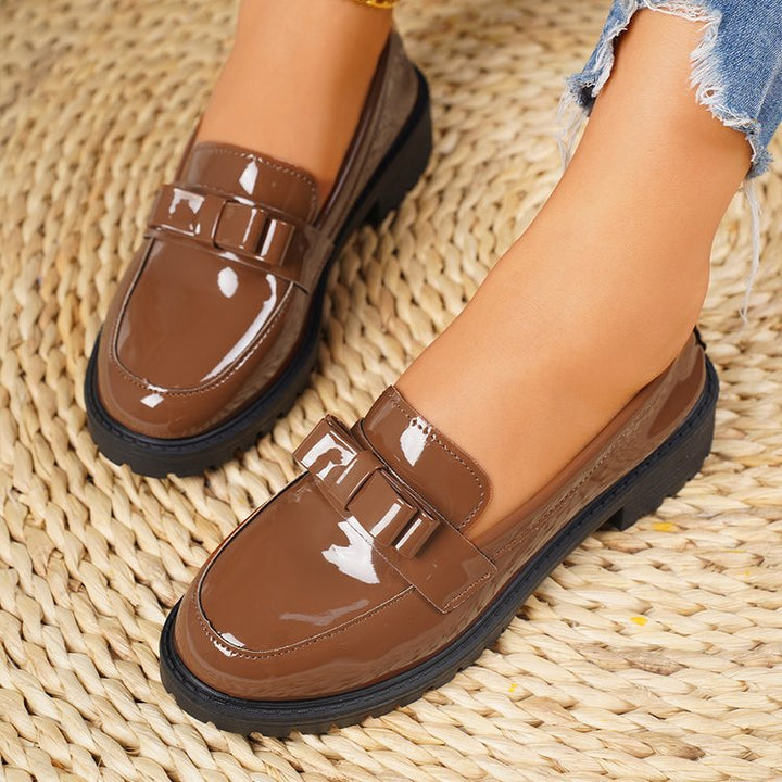 Damen Lack-Loafer mit dekorativem Riemchen und profilierter Gummisohle Drune
