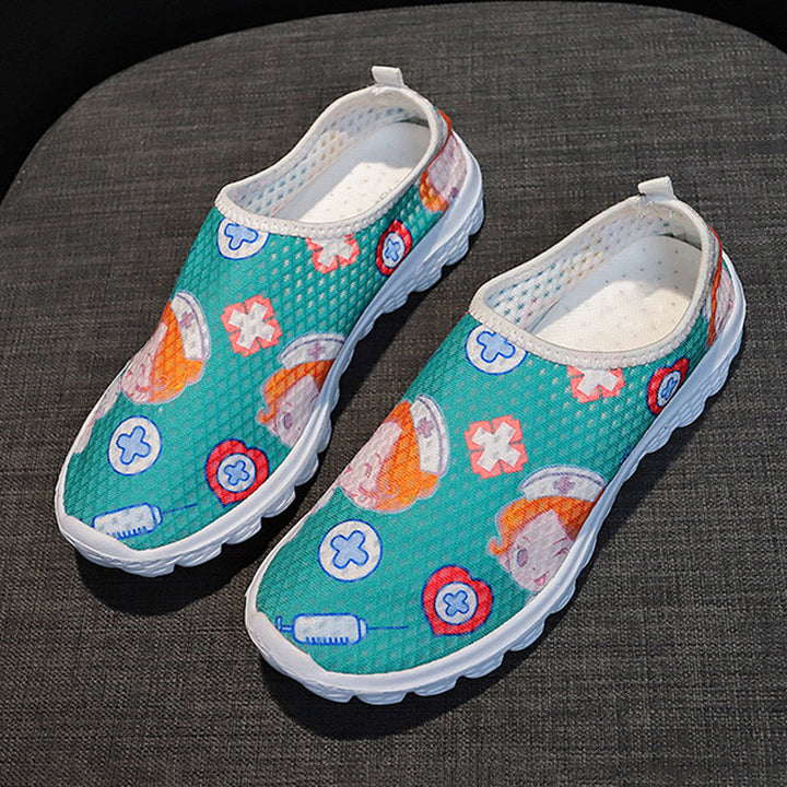 Damen Verspielte Slip-On Sneakers mit medizinischem Cartoon-Print, atmungsaktivem Mesh und gepolsterter Memory-Sohle Drune