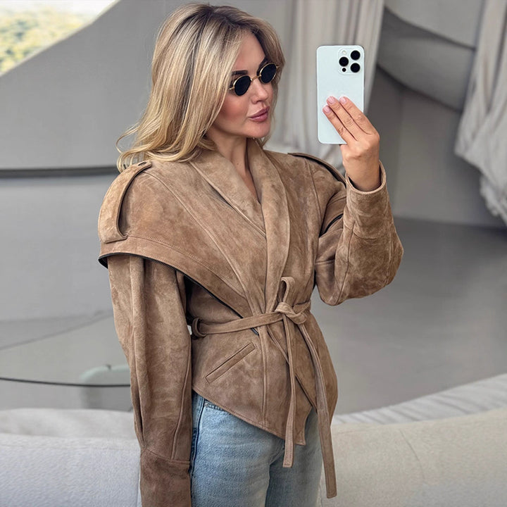 Damen Veloursleder‑Wickeljacke mit breitem Schalkragen und Taillengürtel Drune