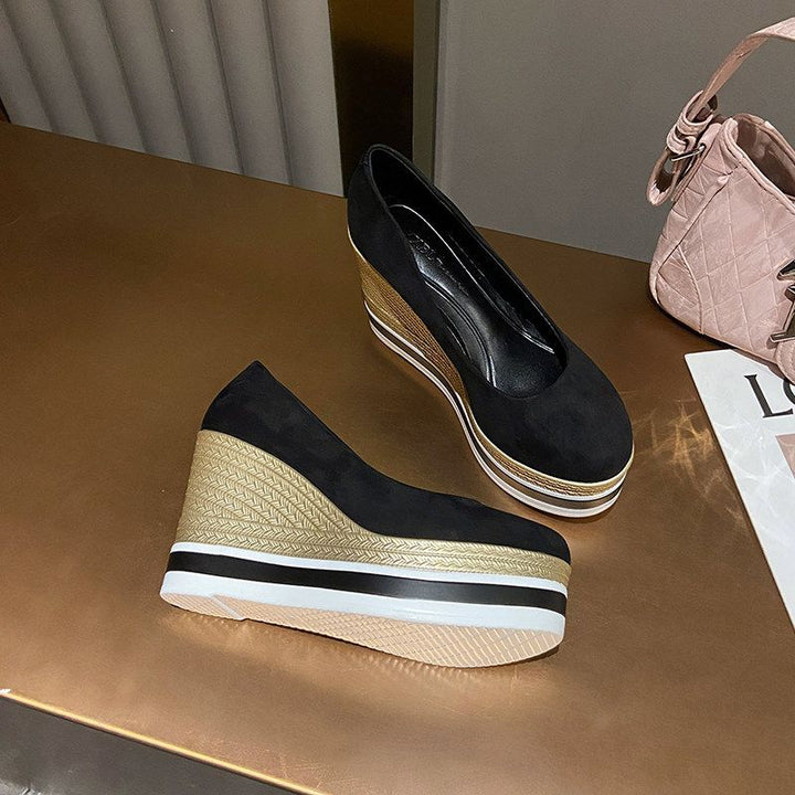 Damen Plateau-Keilpumps mit Bastkeil und Lack-Kroko-Optik Drune