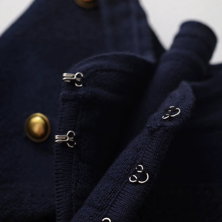 Damen Kragenloser, kurzgeschnittener Offiziersblazer mit goldenen Zierknöpfen Drune