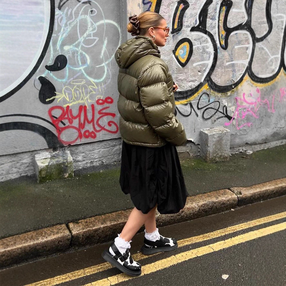 Damen Kurze glänzende Steppjacke mit Kapuze und boxy Silhouette Drune